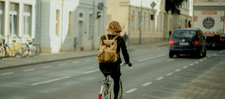 Jak stworzyć miasto przyjazne rowerom? Paryż mówi to jasno