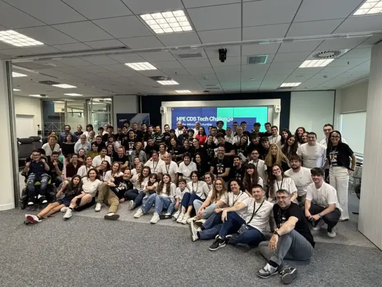 Talento jóven Finalistas y voluntarios HPE CDS Tech Challenge 2026