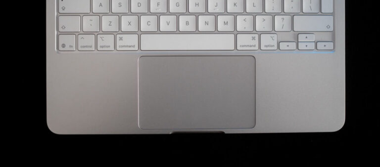 Używasz MacBooka? Tych gestów na gładziku trzeba się nauczyć!