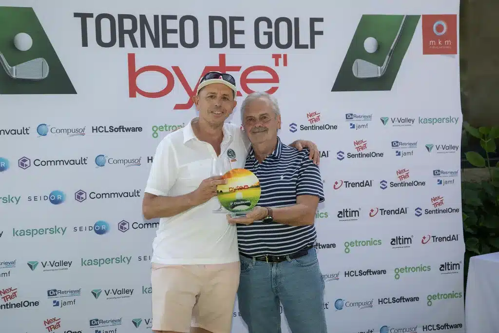 Manuel López, Byte TI collaborator, presented the award to the second place winner to Carlos García, Business Partner Manager of HP