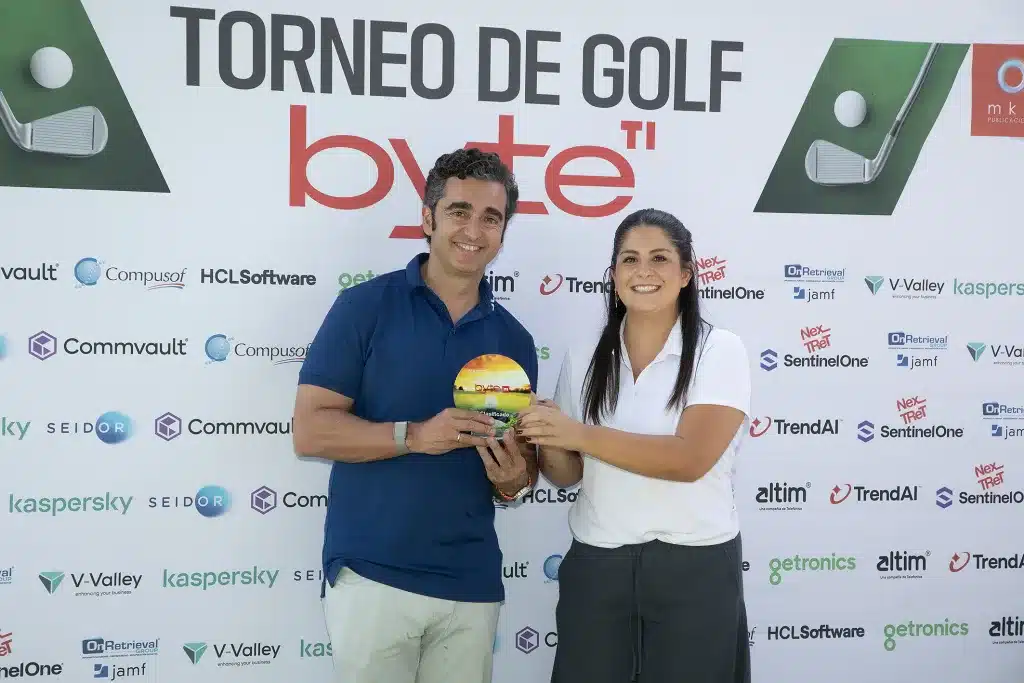 Cristina Reguera, account manager of ByTIC, was in charge of giving the award to Moisés Camarero, CEO of Compusof as third place
