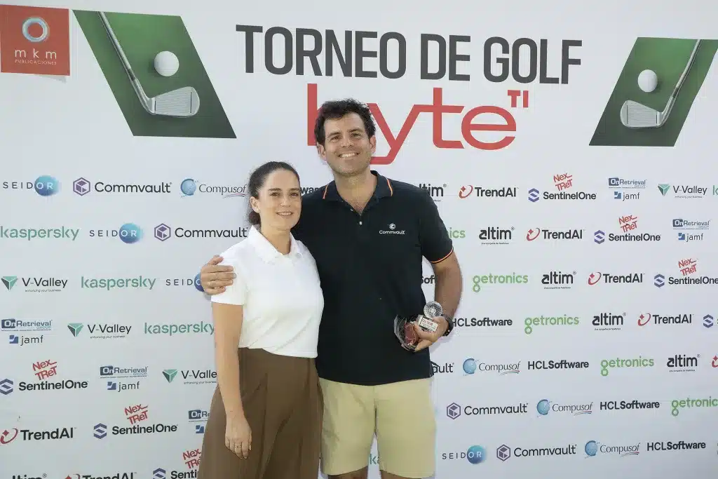 Laura Sierra, account manager of Byte TI, presented the award for the closest ball to Alberto Pastor, Business Developer Manager of V-Valley