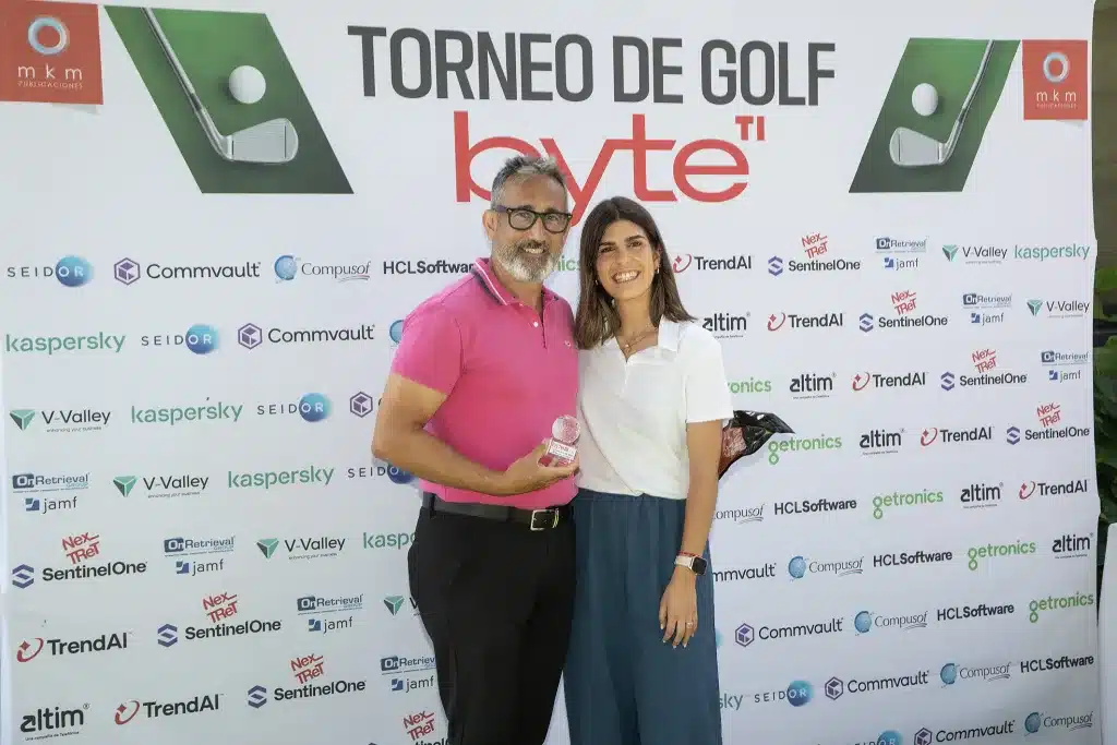 Byte TI Events and Community Coordinator, presenting the award for the longest drive to Ignacio Liniers, Account Executive of Commvault