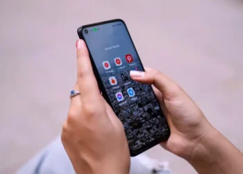 Social networks stop growing for the first time in Spain