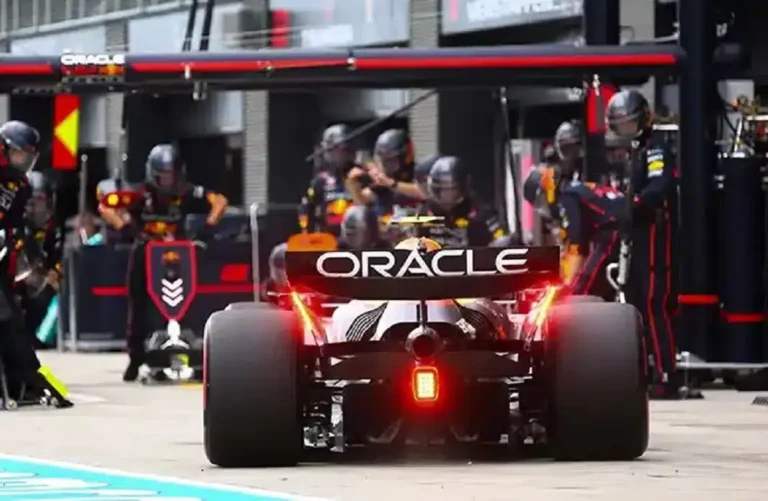 Oracle Red Bull Racing: data engineering at 300 km/h
